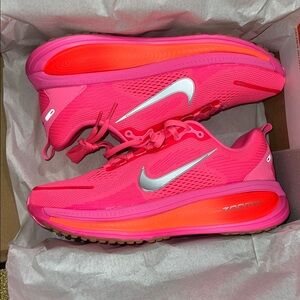 NIB Women’s Nike Vomero 18 Sneakers in Hot Pink
